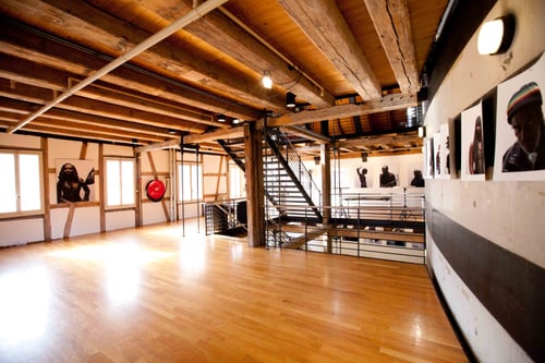 Geräumiger Holzraum mit Treppe und Kunstwerken an den Wänden.
