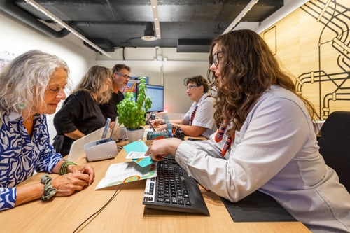 Kund:innen im ZVV Contact Center, Mitarbeiterinnen beraten Kund:innen.
