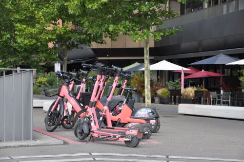 Rote E-Scooter vor dem Einkaufzentrum Neuwiesen beim Kesselhausplatz
