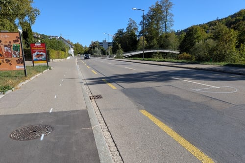 Unsanierte Schlosstalstrasse. Rechts im Bild ist der Fussgängersteig über die Töss.