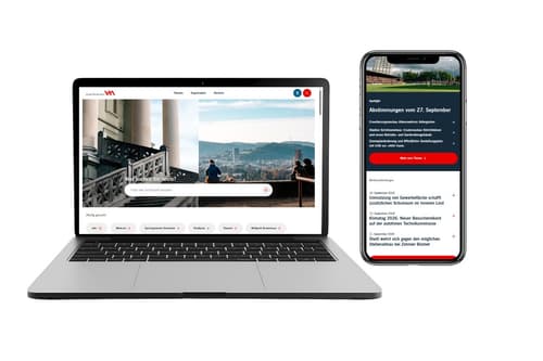 Laptop und Smartphone mit Anzeige von Webseiten.