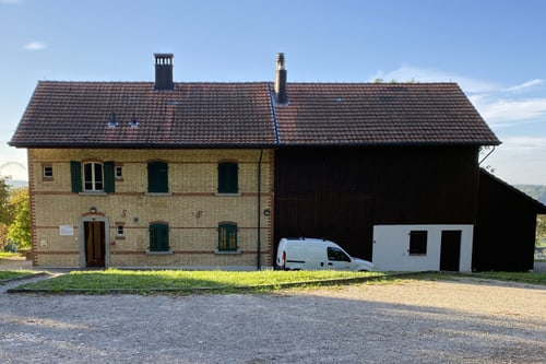 Das Backsteinhaus namens Gusslihaus mit Vorplatz