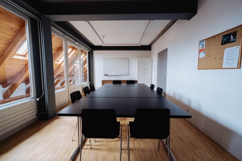 Leerer Konferenzraum mit Tisch und Stühlen.