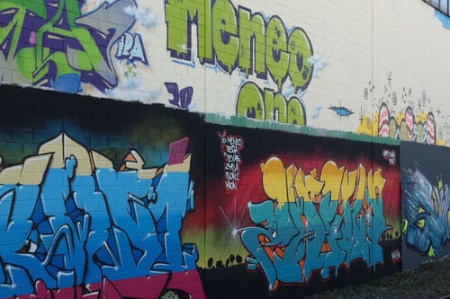 Wand mit bunter Graffiti-Kunst.