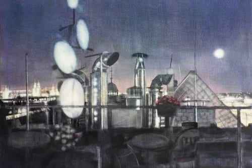Städtische Dachterrasse bei Nacht mit Antennen und Gebäuden im Hintergrund.