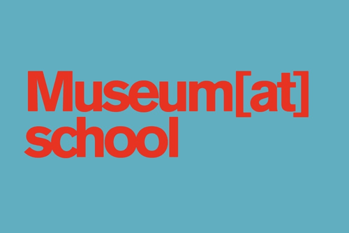 Roter Text 'Museum[at]school' auf hellblauem Hintergrund.