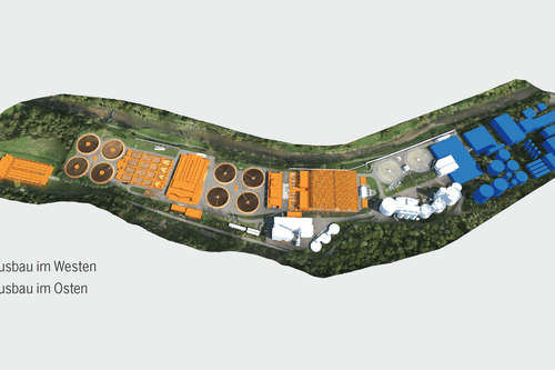 Luftansicht einer Industrieanlage mit farbcodierten Bereichen in Orange und Blau.