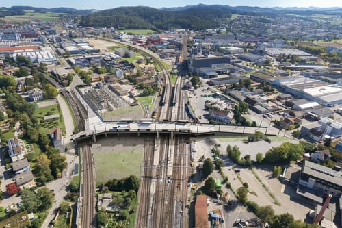 Luftaufnahme Oberwinterthur mit Bahngleisen und Gebäuden.