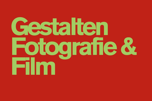 Grüner Text auf rotem Hintergrund.