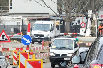 Strasse mit Verkehrsstaus und Baustelle.