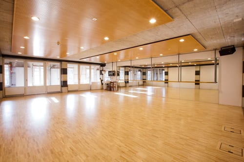 Leeres Tanzstudio mit Spiegelwand.