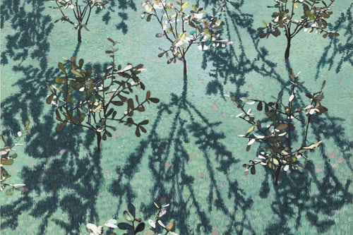Gemalte Bäume mit Schatten auf blau-grünem Hintergrund.