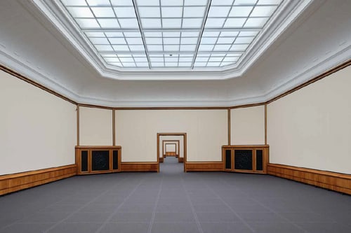 Museumsraum mit Glasdecke und stoffbespannten Wänden