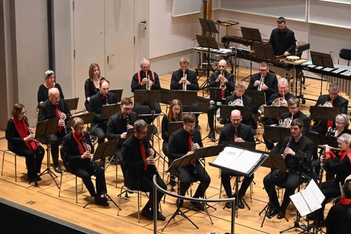 Orchester spielt auf einer Bühne.