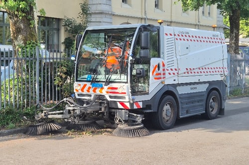 Strassenkehrmaschine auf der Strasse geparkt.