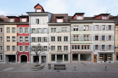 Reihen von bunten Altstadthäusern Platz im Vordergrund.