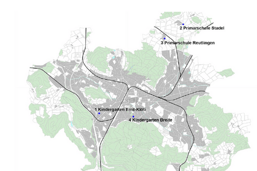 Stadtplan mit markierten Schulen und Kindergärten.