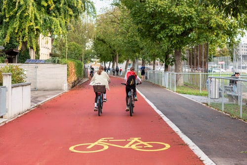Zwei Personen fahren auf der Veloroute Wülflingen neben dem Sportplatz Schützenwiese