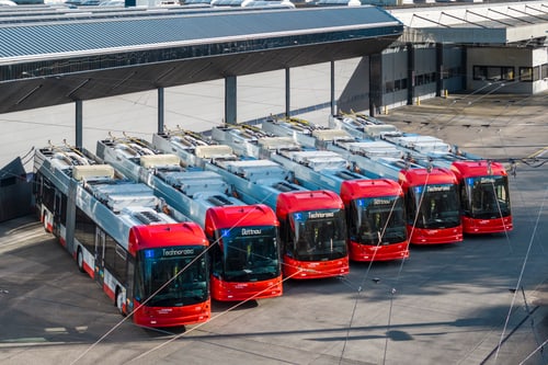 Reihe von roten Trolleybussen vor dem Stadtbus-Depot.