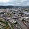 Luftaufnahme einer Stadt mit Gleisen und Gebäuden.