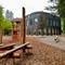 Spielplatz mit Holzklettergerüsten neben dem ehemaligen Swica-Gebäude