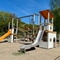 Spielplatz mit Rutschen und Klettergerüst.