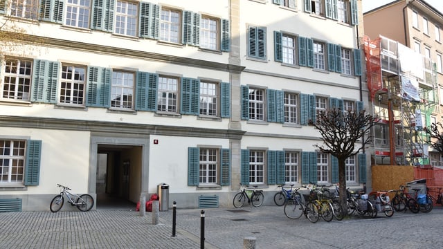 Mehrstöckiges Gebäude mit Fahrrädern davor.