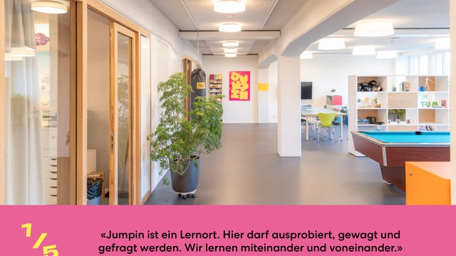 Moderner Lernraum mit Pflanzen und Billardtisch.