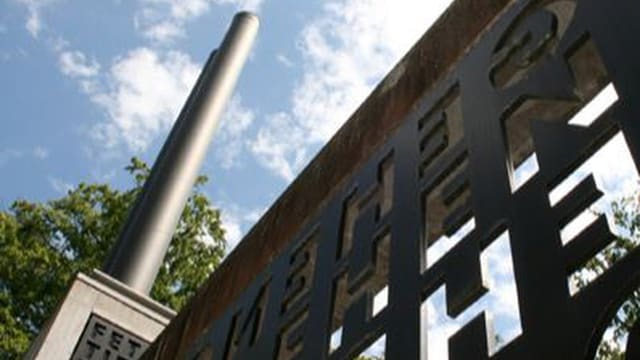 Nahaufnahme eines modernen Skulpturendesigns vor blauem Himmel mit Wolken.