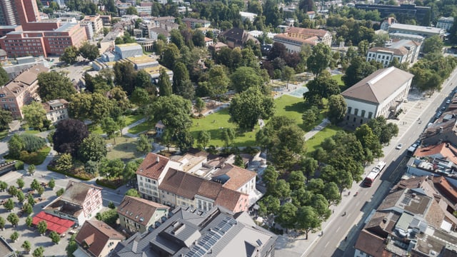 Luftaufnahme des Stadtgartens mit umliegenden Gebäuden.