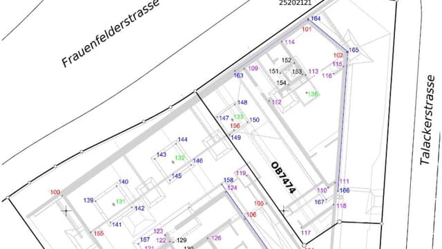 Technische Karte eines Stadtgebiets mit Strassennamen und Markierungen.
