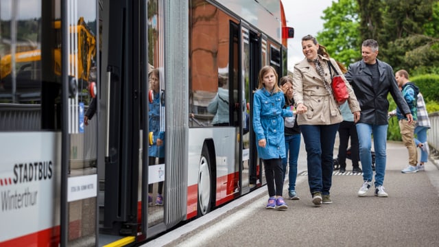 Menschen steigen in den Stadtbus Winterthur ein.
