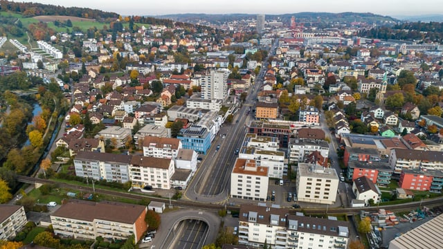 Luftaufnahme einer Stadt mit Strassen und Gebäuden.