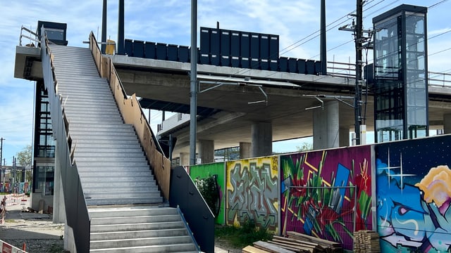 Treppe und bunte Wandkunst an einem Bahnhofsgebäude.