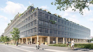 Modernes Gebäude mit Solarpanelen und begrünten Ebenen, Radfahrer auf der Strasse.