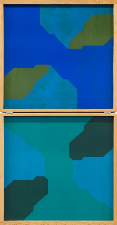 Zwei geometrische Gemälde mit blauen und grünen Formen.