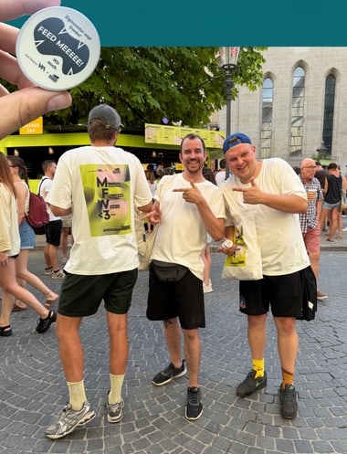 Verteilaktion von Taschenaschenbecher an den Musikfestwochen