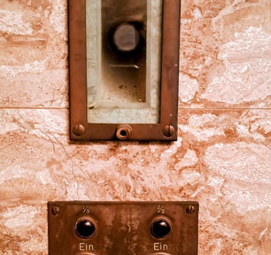 Historische Sonnerie mit zwei Schaltern an einer Wand aus Marmor