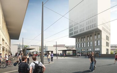Städtischer Platz mit Menschen und modernen Gebäuden.