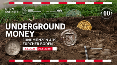 Verschiedene antike Münzen in Erde.