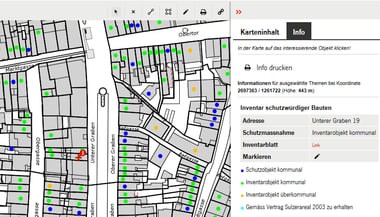 Ausschnitt einer digitalen Karte mit Gebäuden und Symbolen.