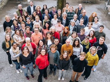 Das winbib-Team im Innenhof der Stadtbibliothek