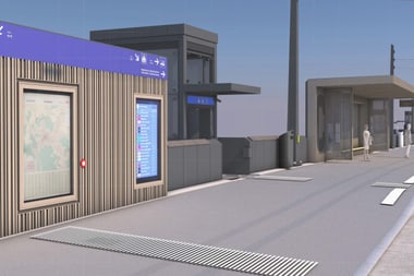 Moderne Bahnhofsplattform mit Digitalanzeigen und überdachten Bereichen.