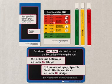 Altersberechnungsdokumente und Informationskarten zur Alterskontrolle auf einer Oberfläche.