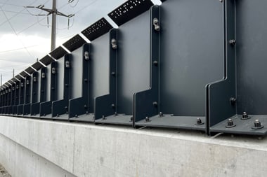 Nahaufnahme von schwarzen Metallplatten auf Beton.