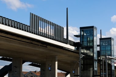 Moderne Bahnhofstruktur mit Glasaufzügen.