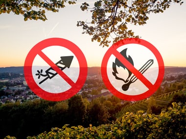 Landschaft mit Verbotsschildern für Feuerwerkskörper und offenes Feuer.