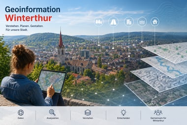 Person mit Tablet sieht Ansicht einer Stadt mit illustrativen Kartenebenen.