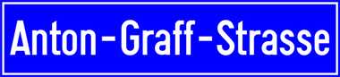 Blaues Strassenschild mit weissem Text.