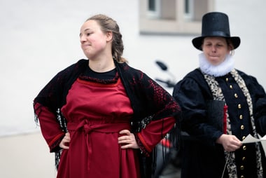 Zwei Personen in historischer Kleidung.